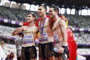 El español Paul McGrath (c), medalla de bronce en los 20 kilómetros de la marcha de los Mundiales de Atletismo de Tokio, posa con sus compatriotas Álvaro Lopez (i), que terminó en el puesto 21, y Diego Garcia Carrera, octavo clasificado. EFE/EPA/FRANCK ROBICHON
