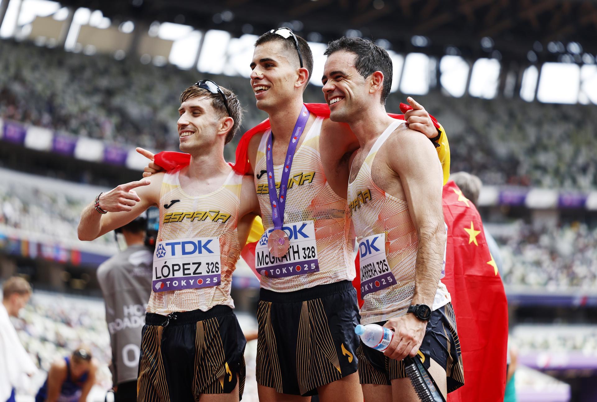El español Paul McGrath (c), medalla de bronce en los 20 kilómetros de la marcha de los Mundiales de Atletismo de Tokio, posa con sus compatriotas Álvaro Lopez (i), que terminó en el puesto 21, y Diego Garcia Carrera, octavo clasificado. EFE/EPA/FRANCK ROBICHON