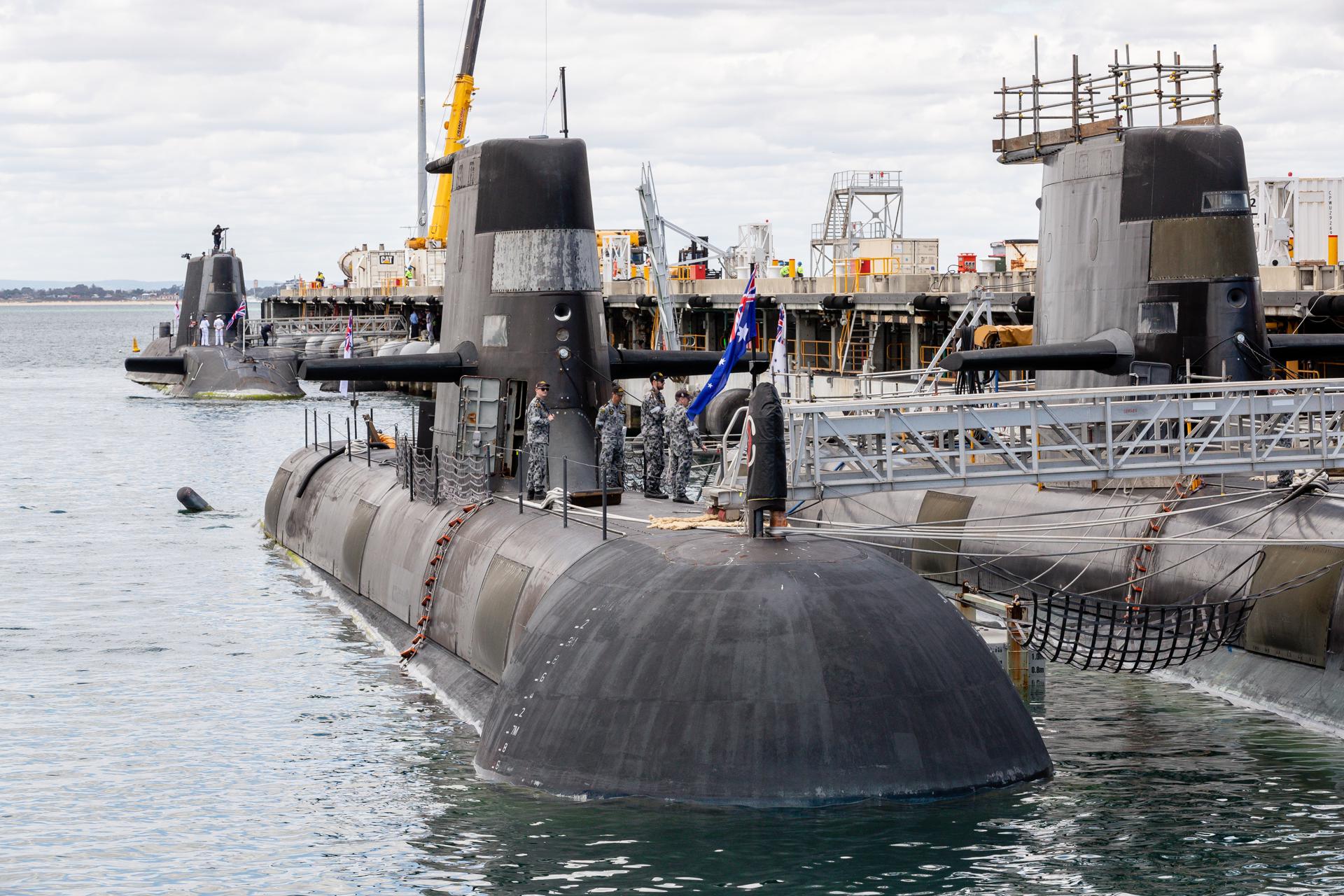 Fotografía de archivo, tomada el 29/10/2021, que muestra dos submarinos australianos de clase Collins en la base HMAS Stirling, en Perth, Australia Occidental. EFE/EPA/RICHARD WAINWRIGHT AUSTRALIA AND NEW ZEALAND OUT[AUSTRALIA AND NEW ZEALAND OUT]
