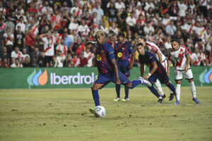 El delantero del FC Barcelona Lamine Yamal lanza el penalti para marcar el 0-1 durante el partido de la tercera jornada de LaLiga frente al Rayo Vallecano, en el estadio de Vallecas. EFE/Fernando Villar
