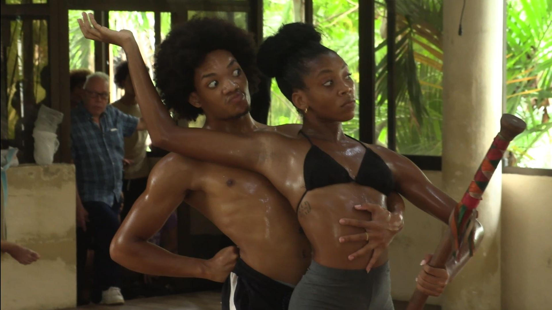 AME2782. LA HABANA (CUBA), 26/09/2025.- Captura de video que muestra a bailarines de la compañía Danza Contemporánea de Cuba (DCC) durante un ensayo este jueves, en La Habana (Cuba). Invitar al espectador a hacer "catarsis" frente a la compleja crisis cubana es la esencia de la obra que DCC estrena este viernes como plato fuerte de su programa para celebrar los 66 años de trayectoria artística. EFE/ Felipe Borrego