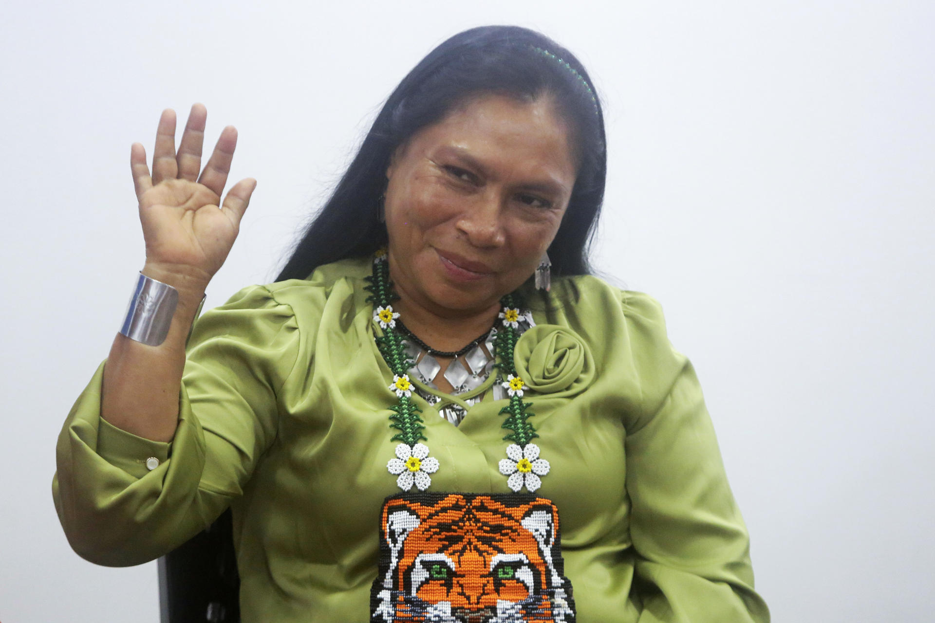 La líder tradicional del poblado indígena Emberá-Wounaan de Bajo Chiquito, Esmeralda Dumasá, asiste a un evento este lunes, en Ciudad de Panamá (Panamá). EFE/ Carlos Lemos
