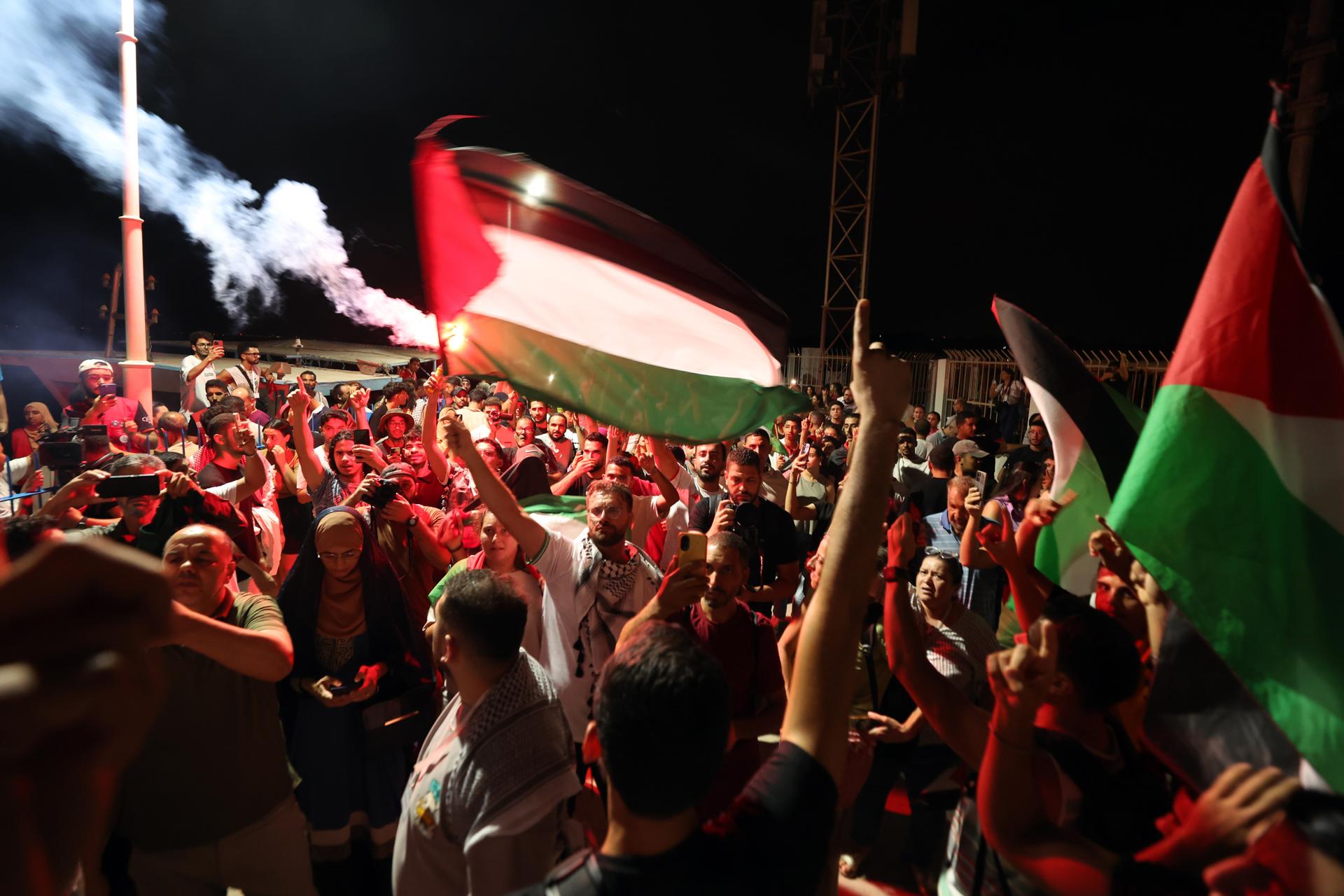 Tunecinos pro-palestinos acuden a una manifestación para protestar por en ataque al buque humanitario Al-Dhamir, frente a la costa en el puerto de Sidi Bou Said, Túnez, 9 de septiembre de 2025.