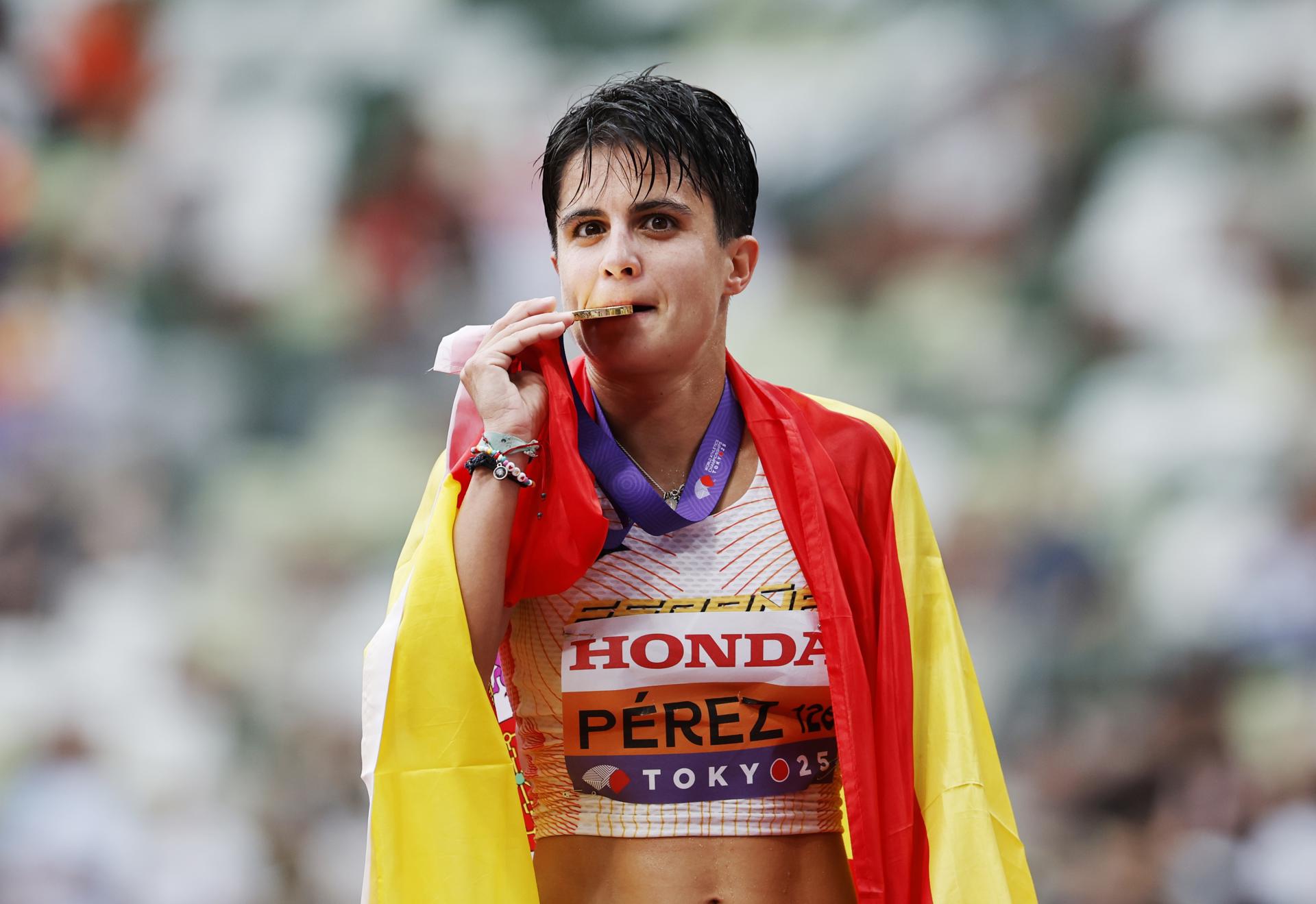 La española María Pérez, doble campeona del mundo de marcha en Tokio en 20 y 35 kilómetros, dijo este sábado que no se siente "imbatible" en la especialidad. EFE/EPA/FRANCK ROBICHON