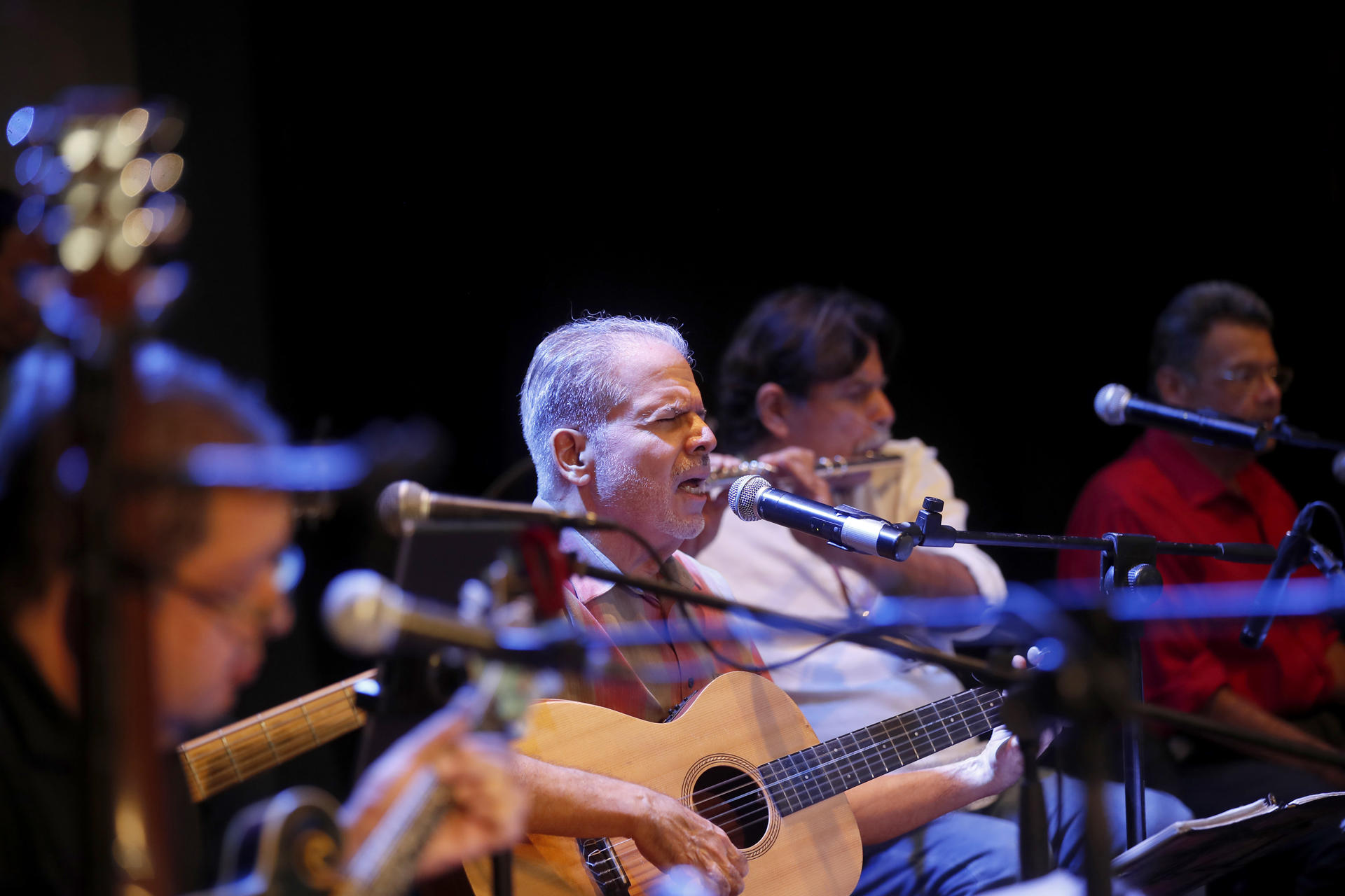 Fotografía del 30 de agosto de 2025 de Guillermo Cuéllar (c) cantando junto a otros integrantes del grupo Yolocamba I Ta en Antiguo Cuscatlán (El Salvador). EFE/ Rodrigo Sura
