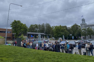 Vista de la frontera Estonia-Rusia este lunes. Miles de personas siguen cruzando cada semana los pasos entre Rusia y Estonia a pesar de la guerra de Ucrania, las tensiones geopolíticas y el endurecimiento de las aduanas. En vísperas del inicio del calendario escolar en Rusia, las esperas en la frontera entre la estonia Narva y la rusa Ivangórod fueron de entre tres y cuatro horas, unas 15 personas cada 15 o 20 minutos.EFE/Oleg Lukín