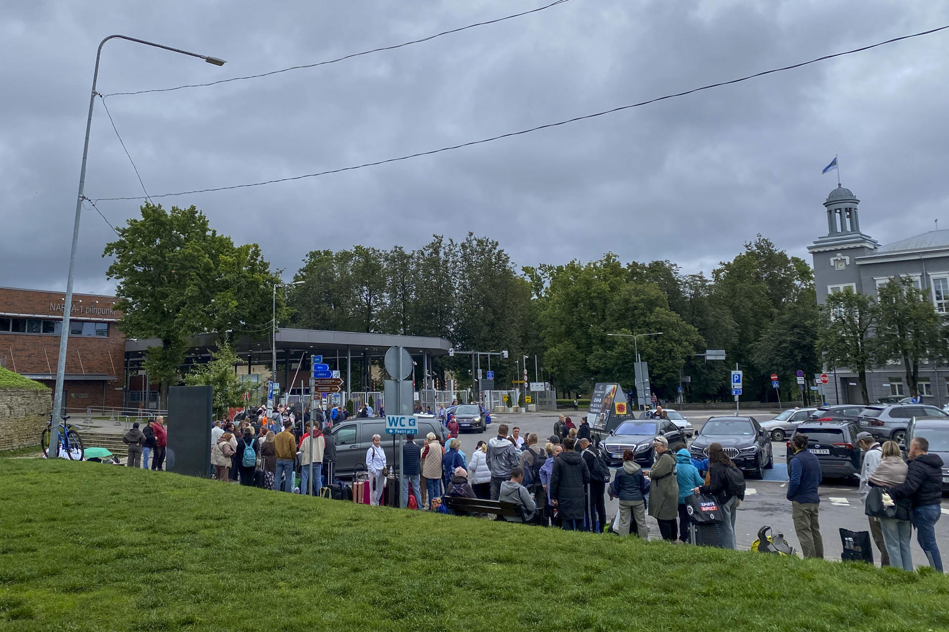 Vista de la frontera Estonia-Rusia este lunes. Miles de personas siguen cruzando cada semana los pasos entre Rusia y Estonia a pesar de la guerra de Ucrania, las tensiones geopolíticas y el endurecimiento de las aduanas. En vísperas del inicio del calendario escolar en Rusia, las esperas en la frontera entre la estonia Narva y la rusa Ivangórod fueron de entre tres y cuatro horas, unas 15 personas cada 15 o 20 minutos.EFE/Oleg Lukín