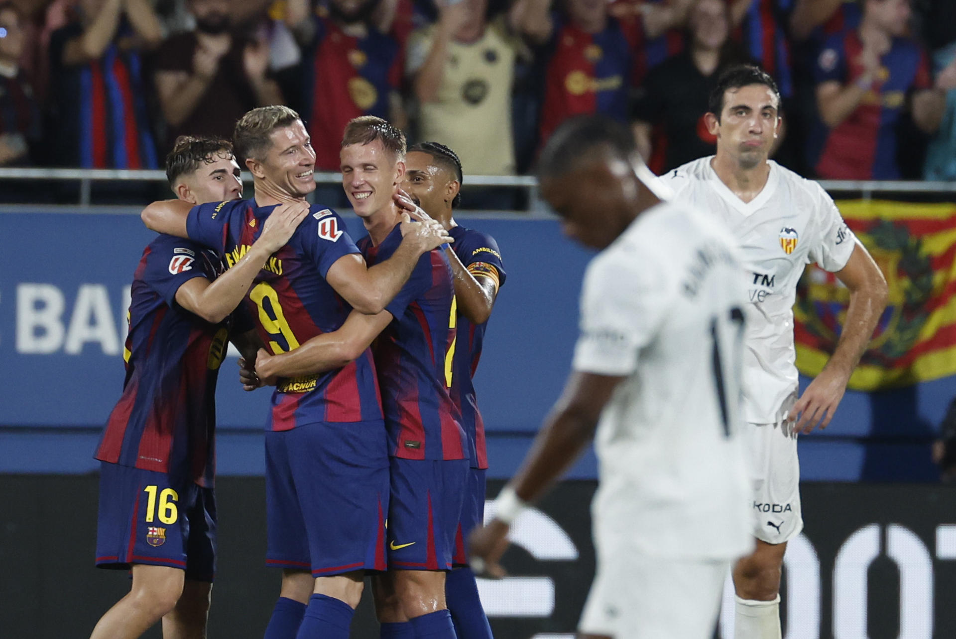 El delantero del Barcelona Robert Lewandowski (2-i) celebra con sus compañeros tras marcar el sexto gol ante el Valencia, durante el partido de la cuarta jornada de LaLiga EA Sports que Barcelona y Valencia disputaron en el estadio Johan Cruyff. EFE/Toni Albir