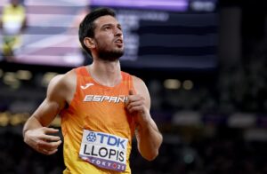 El atleta español Enrique Llopis tras quedar cuarto en la prueba de los 110m vallas en el Mundial de Tokio 2025. EFE/EPA/FRANCK ROBICHON