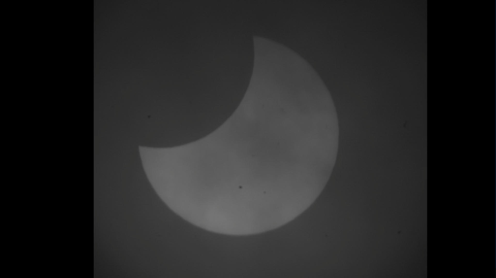 WELLINGTON, 22/09/2025.- Fotografía en blanco y negro del eclipse parcial solar visto desde Nueva Zelanda, este lunes. Los habitantes de Nueva Zelanda y de algunos países insulares del Pacífico pudieron apreciar este lunes un eclipse parcial solar, que tardó más de cuatro horas en completarse. En la ciudad neozelandesa de Dunedin, en la Isla Sur, el eclipse alcanzó su cenit alrededor de las 7:20 hora local (19.20 GMT del domingo) cuando la Luna cubrió hasta el 70 % del Sol, recoge la web especializada Space.com. EFE/ Dunedin Astronomical Society SOLO USO EDITORIAL/SOLO DISPONIBLE PARA ILUSTRAR LA NOTICIA QUE ACOMPAÑA (CRÉDITO OBLIGATORIO)