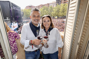 El alcalde de Logroño, Conrado Escobar (i), y la vicesecretaria de Regeneración Institucional del PP, Cuca Gamarra, brindan con una copa de vino tras el disparo del cohete que da inicio a las fiestas de San Mateo y de la Vendimia Riojana este sábado en la plaza del Ayuntamiento de Logroño. EFE/Raquel Manzanares