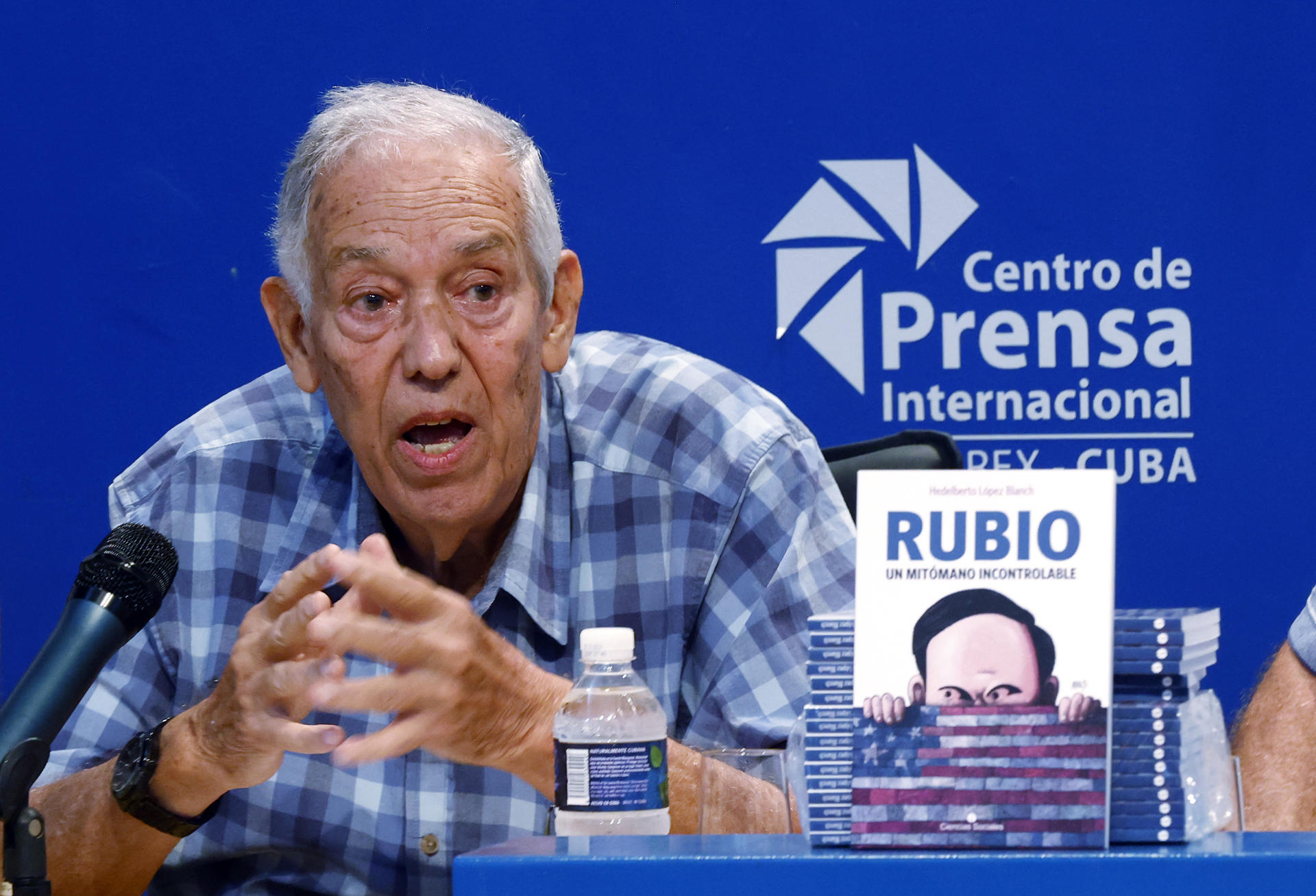 El periodista e investigador cubano Hedelberto López Blanch habla en la presentación de su libro 'Rubio, un mitómano incontrolable' este martes, en la sede del Centro de Prensa Internacional en La Habana (Cuba).  EFE/ Ernesto Mastrascusa
