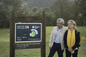 Los padres de Celia Barquín, Marcos Barquín y María Ángeles Arozamena durante el homenaje a la gofista este sábado en el golf Abra de Pas de Mogro, que acoge el primer Gran Premio Celia Barquín. EFE/Pedro Puente Hoyos