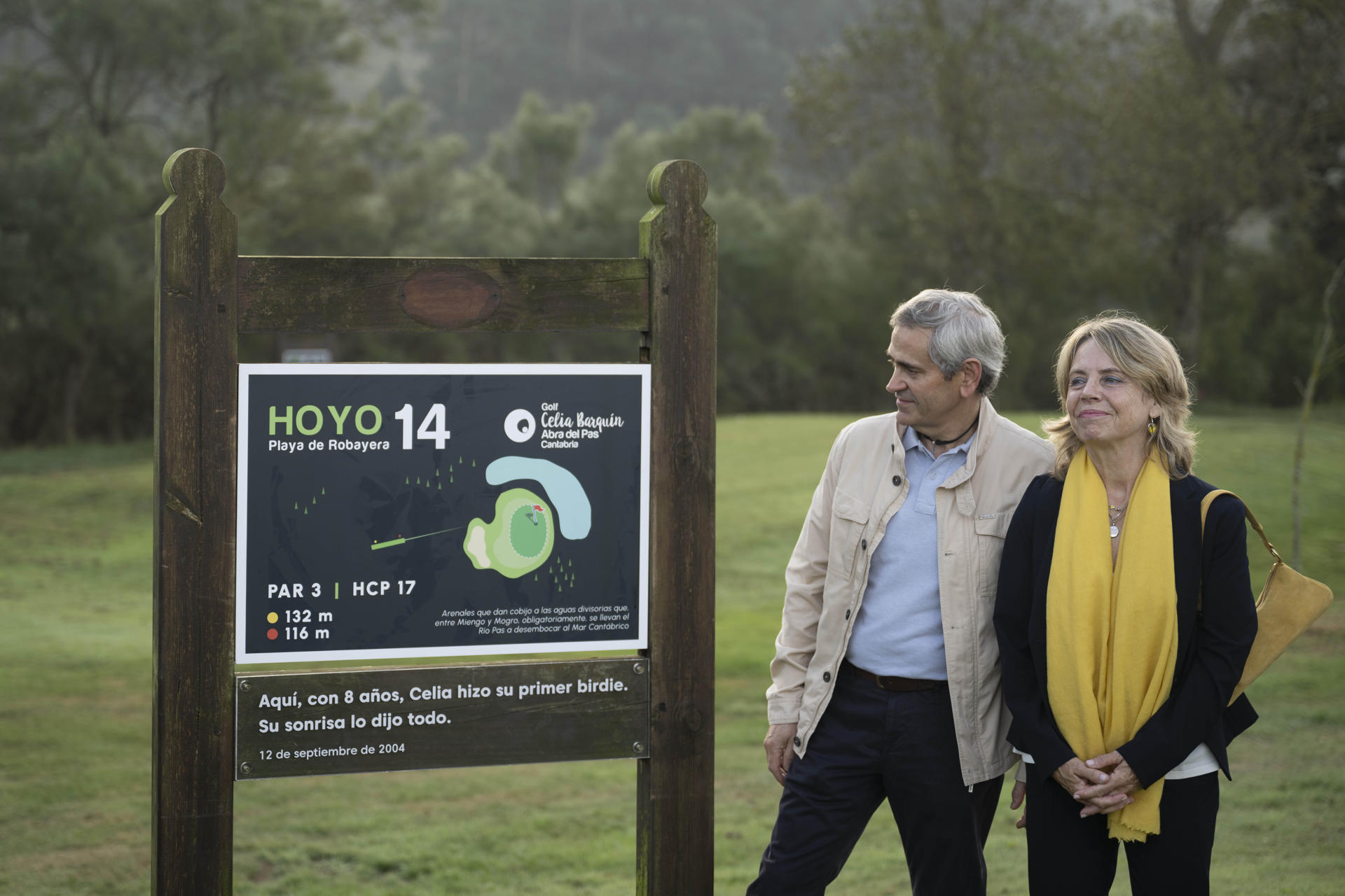 Los padres de Celia Barquín, Marcos Barquín y María Ángeles Arozamena durante el homenaje a la gofista este sábado en el golf Abra de Pas de Mogro, que acoge el primer Gran Premio Celia Barquín. EFE/Pedro Puente Hoyos
