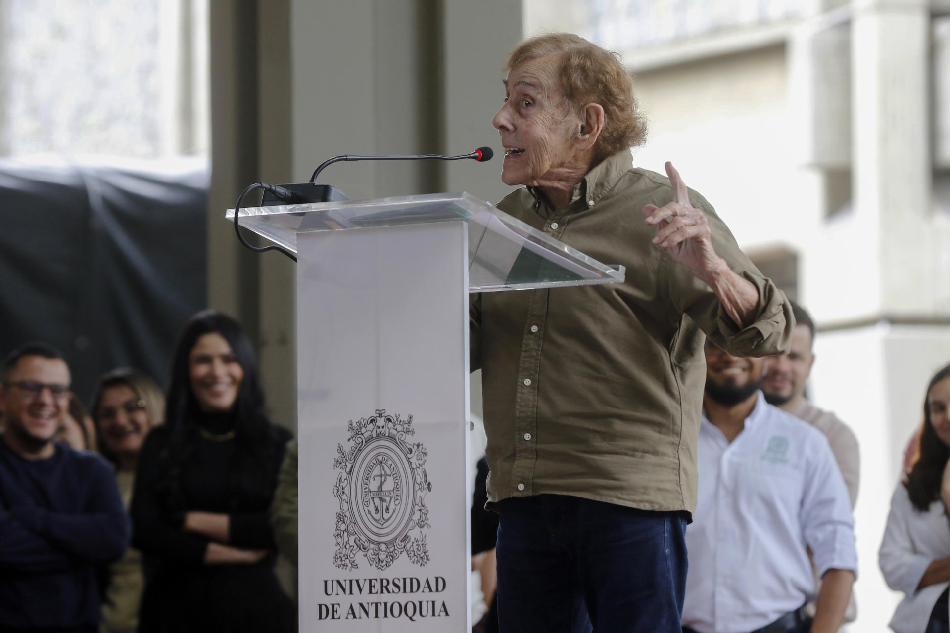El artista colombiano David Manzur habla durante la ceremonia de entrega de su escultura ‘Caballo al viento' este 4 de septiembre de 2025, en Medellín (Colombia). EFE/STR