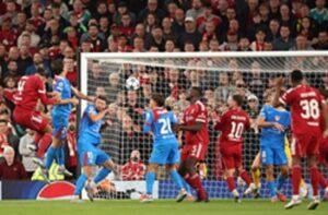Vab Dijk, en el momento del remate que supuso el 3-2. EFE/EPA/ADAM VAUGHAN