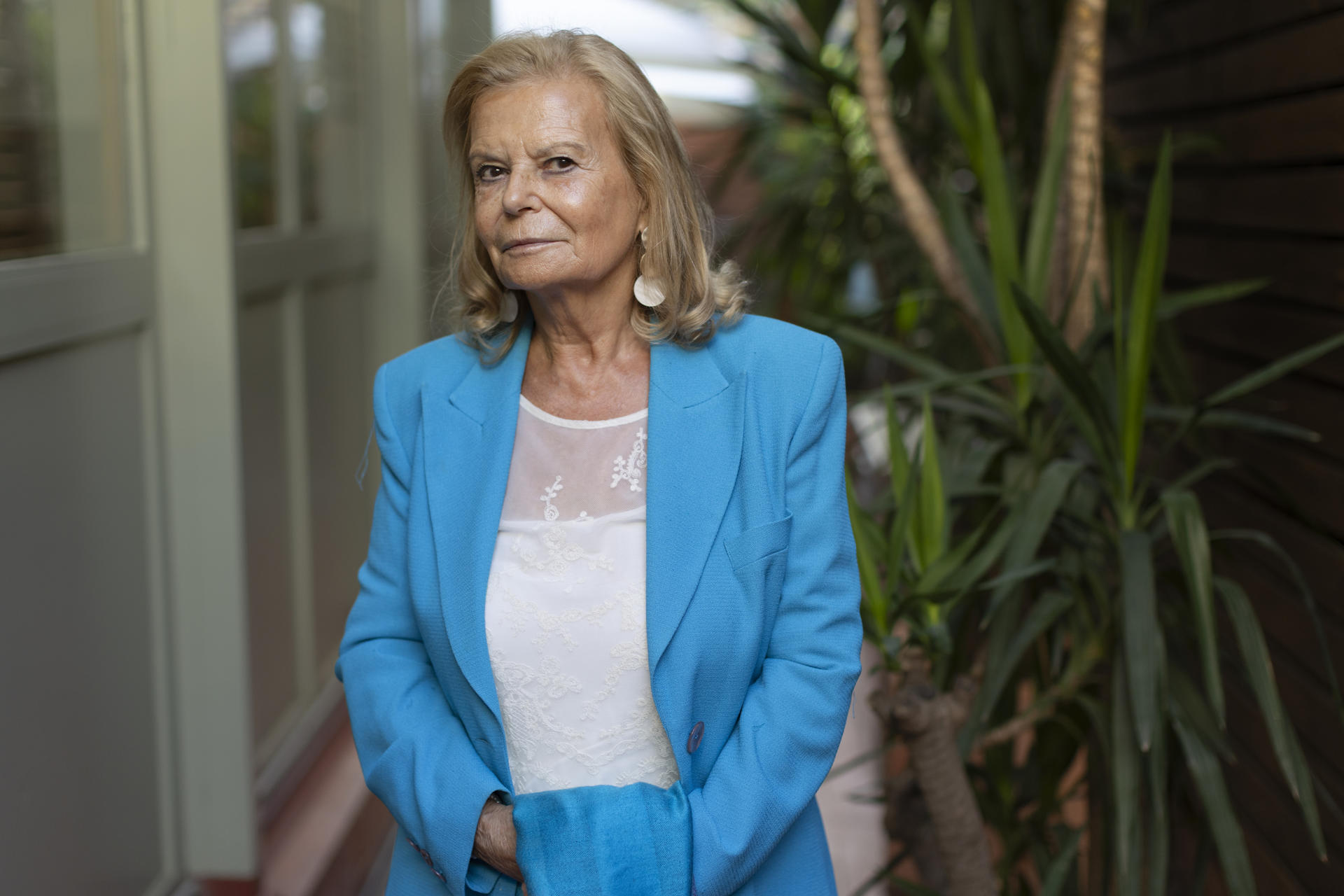 La autora y académica Carme Riera, posa este martes durante la presentación de su último libro, 'Gràcies', una suerte de memorias literarias, que desvela algunas interioridades del oficio de escribir, coincidiendo con el 50 aniversario de su carrera como escritora, iniciada en 1975 con 'Te deix, amor, la mar com a penyora'. EFE/Marta Pérez

