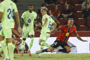 El centrocampista del Mallorca Dani Rodríguez (d), en un momento del encuentro contra el Barcelona, de la primera jornada de LaLiga. EFE/ Cati Cladera