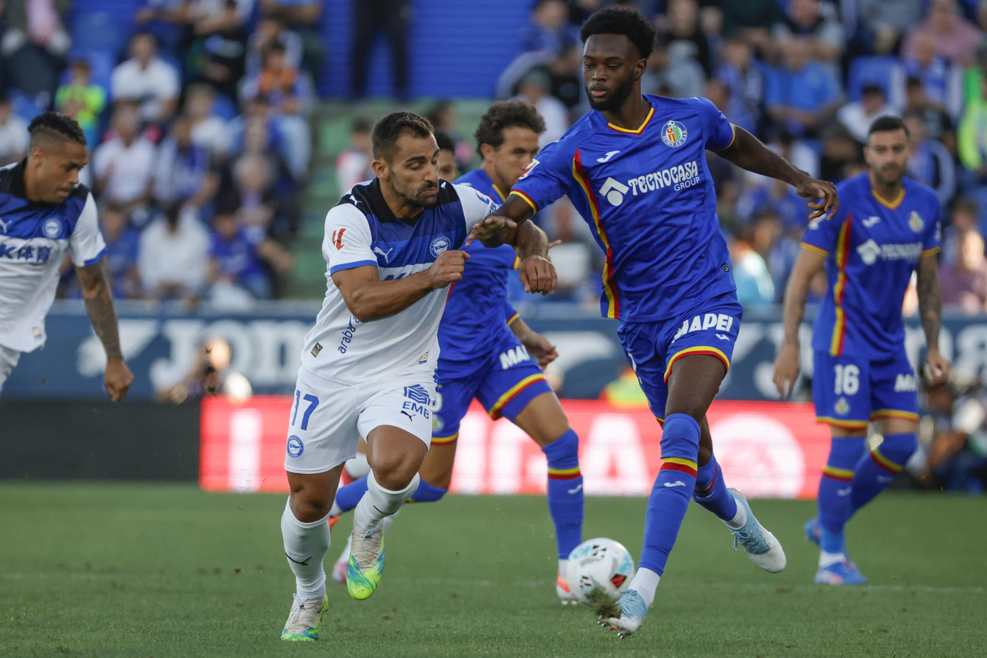 El delantero del Getafe Abu Kamara (d) controla la pelota ante la oposición de Jonny Otto (i), del Alavés, durante el partido de la jornada 6 de la Liga disputado en el estadio Coliseum de Getafe. EFE/Zipi Aragón
