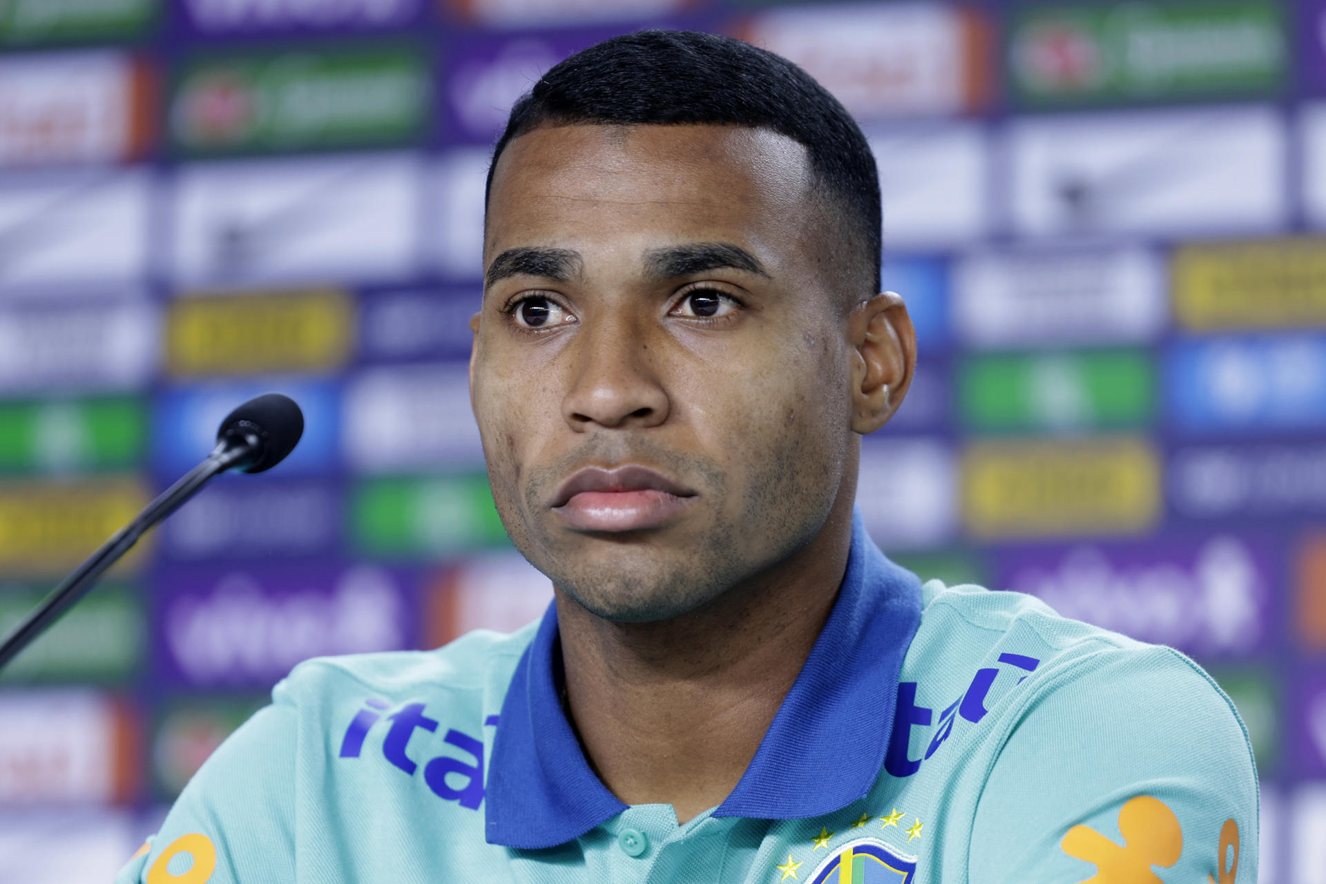 El jugador de la selección brasileña de fútbol Jean Lucas, durante una rueda de prensa en la Granja Comary, en Teresópolis (Brasil). EFE/André Coelho