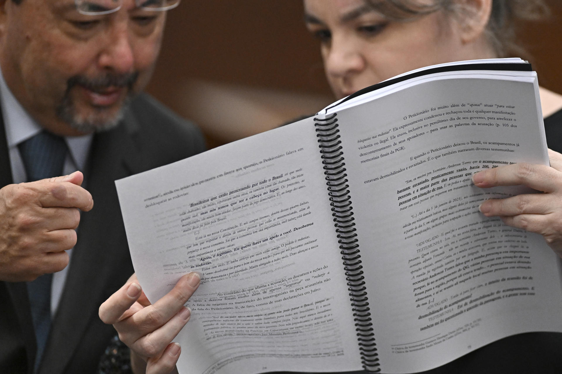 El abogado del expresidente de Brasil Jair Bolsonaro, Celso Vilardi (i), revisa documentos durante el juicio por intento de golpe de Estado del exmandatario este miércoles, en el Supremo Tribunal Federal en Brasilia (Brasil). EFE/ Andre Borges