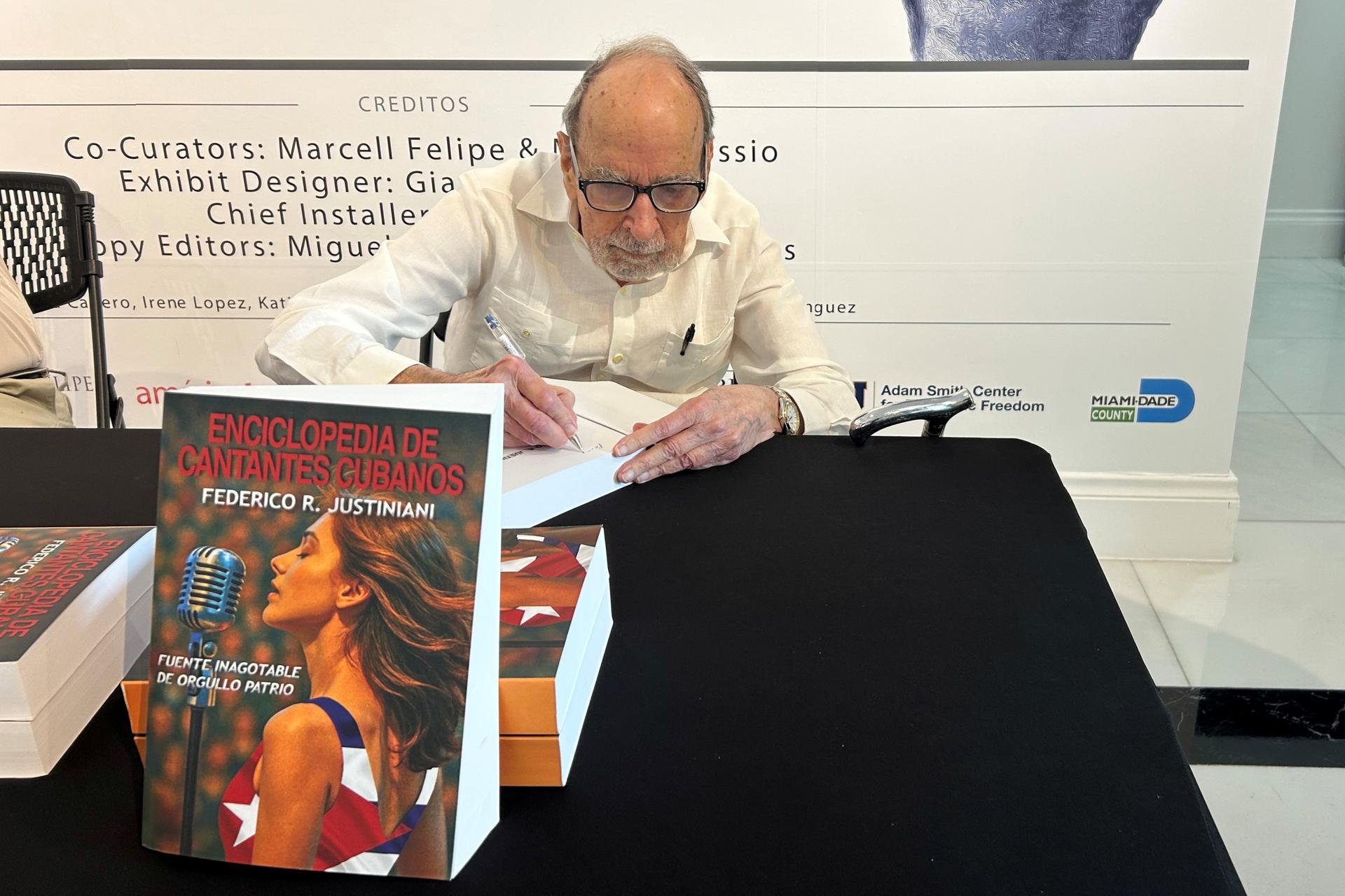 El médico y escritor cubano Federico R. Justiniani fue captado el pasado 17 de septiembre al firmar un ejemplar de su libro 'Enciclopedia de cantantes cubanos: fuente inagotable de orgullo patrio', durante su presentación, en el Museo Americano de la Diáspora Cubana, en Miami (FL, EE.UU.). EFE/Blanca Escriche