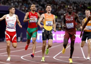 El español Adrian Ben cruza la semifinal de los 1500 metros.EFE/EPA/FRANCK ROBICHON