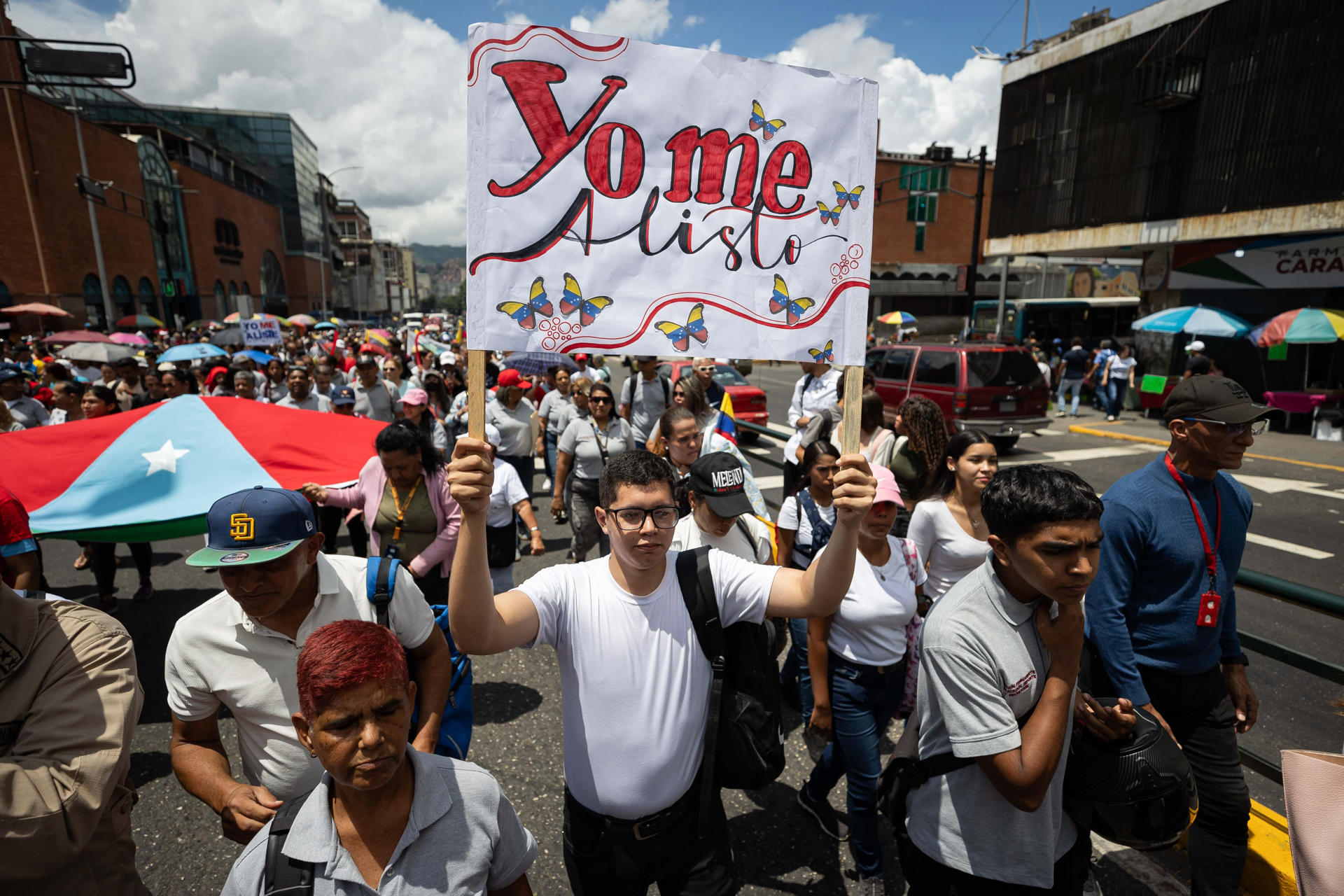 Un hombre sostiene un cartel durante una marcha en respaldo al presidente de Venezuela, Nicolás Maduro, este viernes en Caracas (Venezuela). EFE/ Ronald Peña
