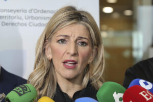 La vicepresidenta segunda del Gobierno y ministra de Trabajo y Economía Social, Yolanda Díaz, atiende a los medios en una imagen de archivo. EFE/J.L.Cereijido