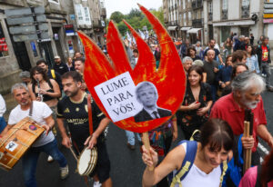 Numerosos colectivos de Galicia se han manifestado esta mañan en Santiago de Compostela para protestar por la actuación de la Xunta en los incendios forestales del pasado mes de agosto y pedir un monte vivo y con futuro. EFE/Xoán Rey.