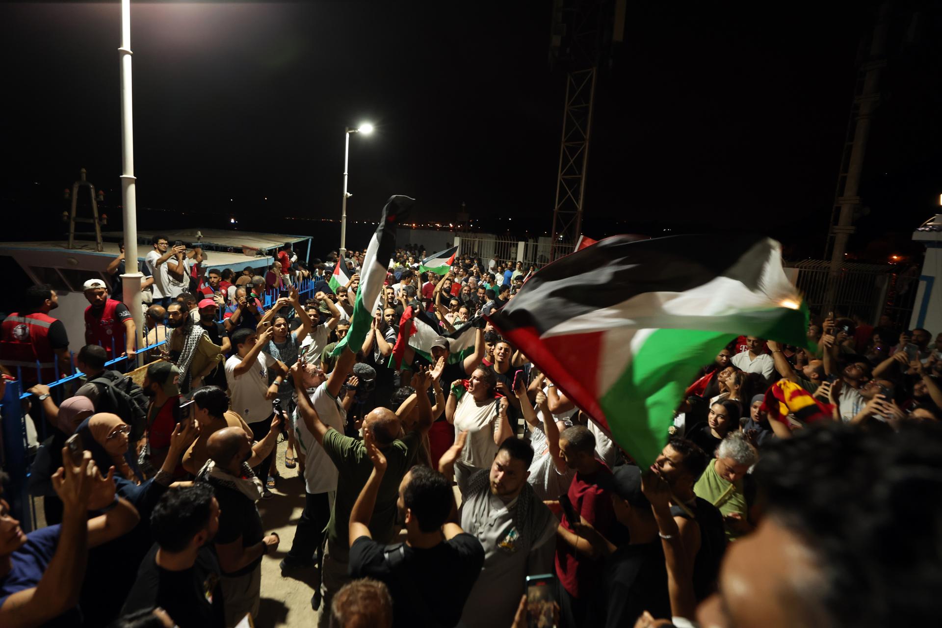 Partidarios propalestinos encienden bengalas mientras asisten a una manifestación para protestar por un ataque al barco humanitario Al-Dhamir, frente a la costa en el puerto de Sidi Bou Said, Túnez. EFE/MOHAMED MESSARA