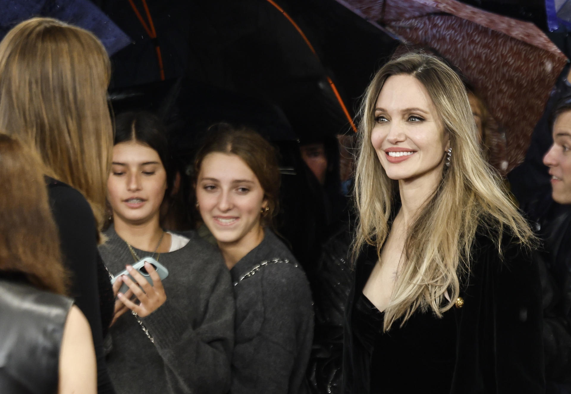 La actriz Angelina Jolie posa este domingo a su llegada a la 73 edición del Festival Internacional de cine de San Sebastián donde presenta su película "Couture". EFE/Juan Herrero
