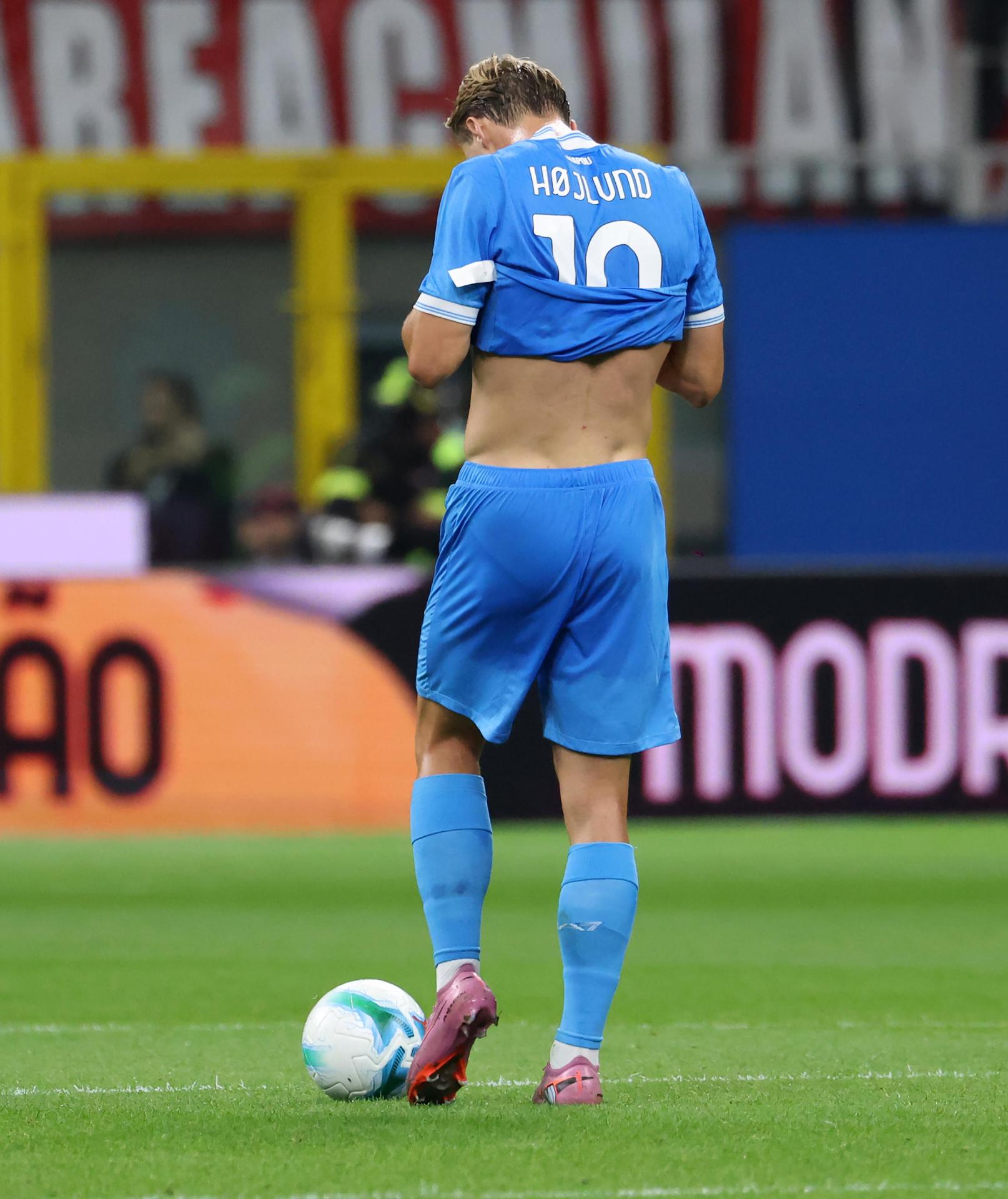 Rasmus Hoilund se lamenta durante el partido. EFE/EPA/MATTEO BAZZI
