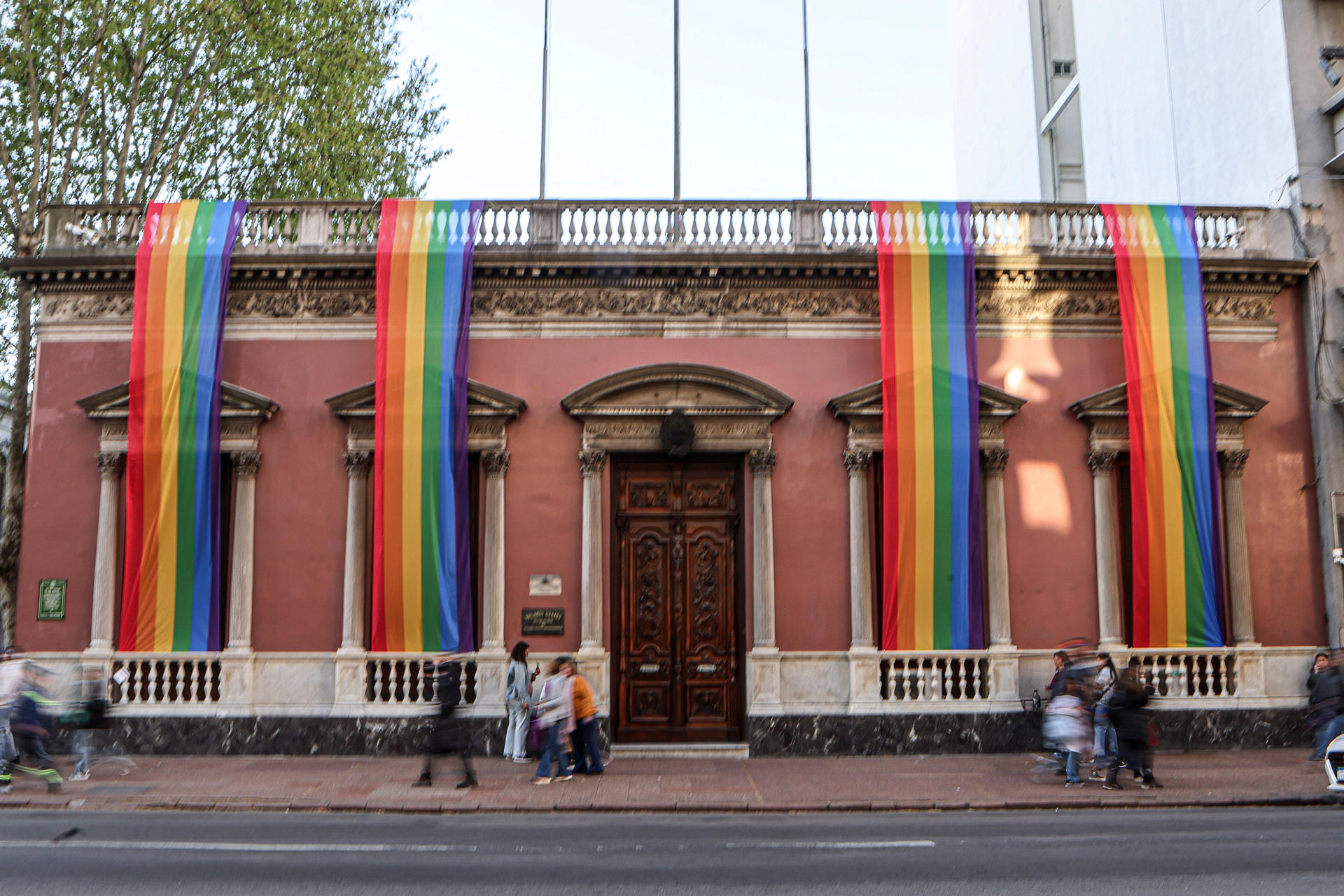 Personas participan en la celebración de los 20 años de la Marcha de la Diversidad, bajo la consigna Si hay derechos, que se note este viernes, en Montevideo (Uruguay). EFE/ Gastón Britos