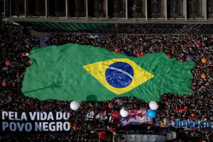 Fotografía aérea de manifestantes frente al Museo de Arte de Sao Paulo (MASP) durante una manifestación contra el proyecto de amnistía que podría beneficiar al expresidente Jair Bolsonaro, condenado a 27 años de prisión por golpismo este domingo, en Sao Paulo (Brasil). EFE/Isaac Fontana