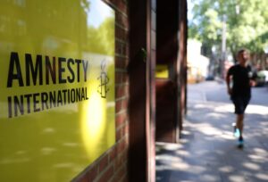 Fotografía de archivo dque muestra un cartel en el exterior de una oficina de la Amnistía Internacional (AI) en Londres (Reino Unido). EFE/EPA/NEIL HALL ARCHIVO
