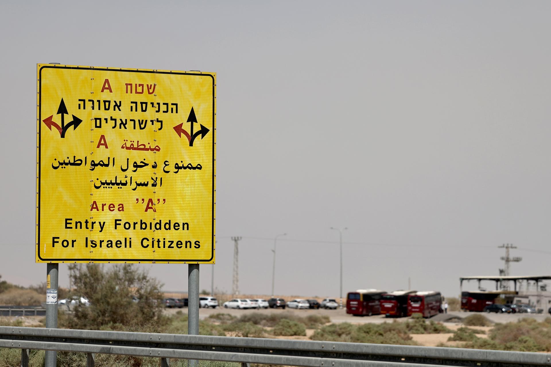 Allenby, 23 sep (EFE).- Israel mantendrá cerrado en ambas direcciones el cruce fronterizo de Allenby, el único que conecta Cisjordania con Jordania, desde el miércoles "hasta nuevo aviso", anunció este martes el jefe de la Autoridad General de Fronteras y Cruces palestina, Nazmi Muhanna. EFE/EPA/ATEF SAFADI
