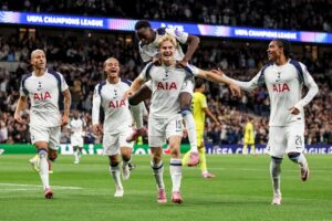 El jugador del Tottenham Lucas Bergvall (c) celebra el autogol del portero del Villarreal Luiz Junir (fuera de imagen) durante el primer partido de la fase de liha que juegan Tottenham y Villarreal en Londres. EFE/EPA/ANDY RAIN