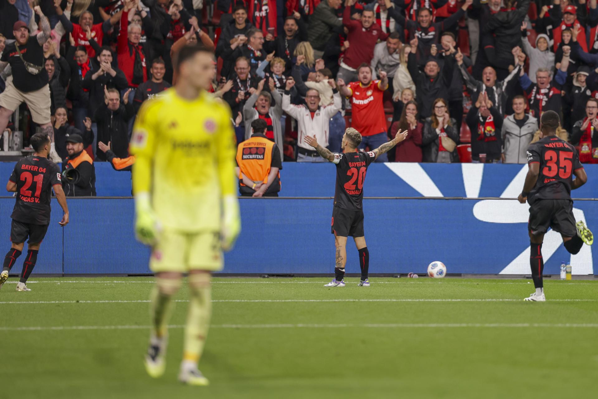 Grimaldo, después de anotar el 3-1. EFE/EPA/CHRISTOPHER NEUNDORF.
