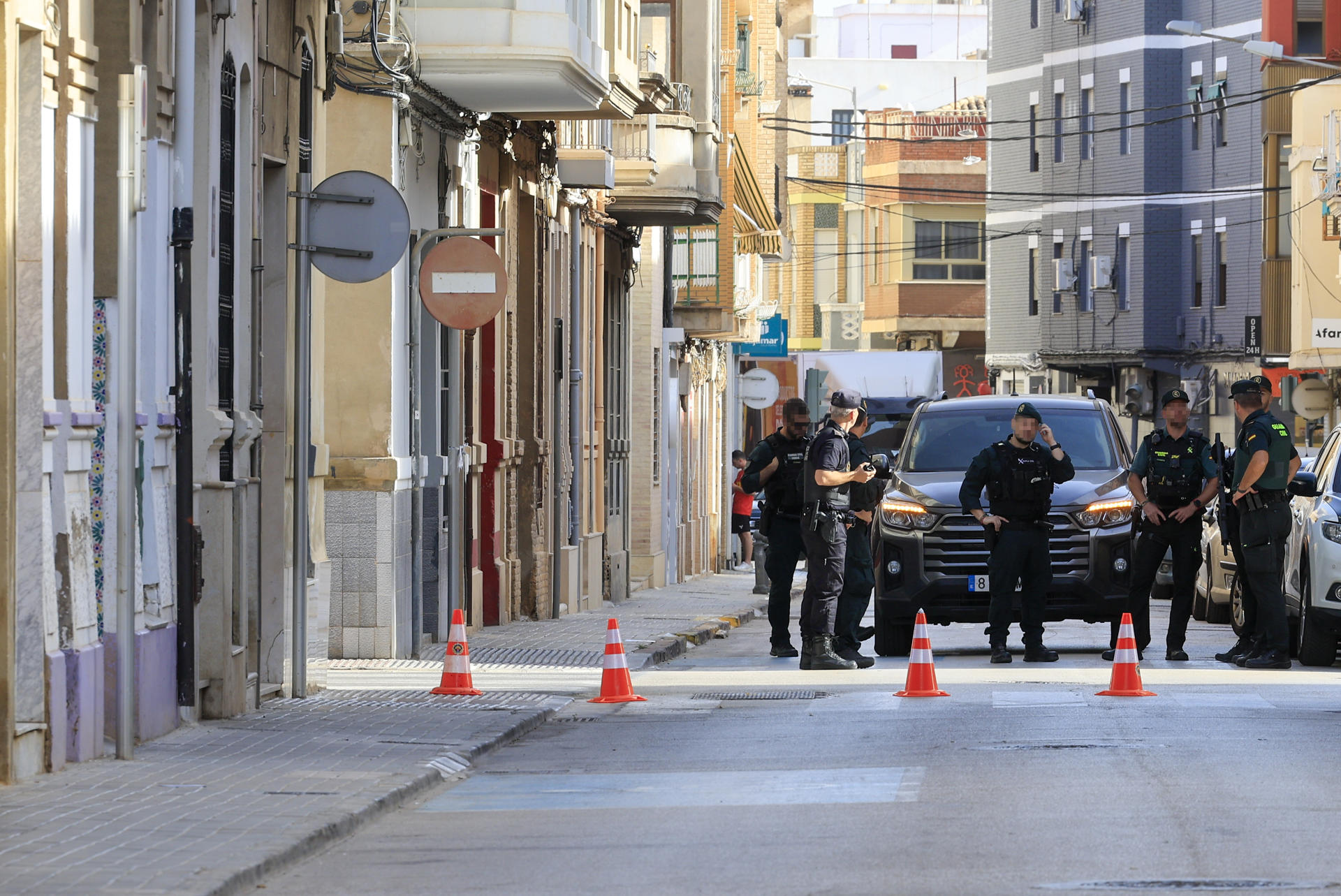 Un hombre permanece atrincherado, y posiblemente armado, en una vivienda de la localidad valenciana de Alfafar desde que la noche de este lunes mantuviera una discusión con un vecino y le hiriera gravemente de tres disparos de escopeta. EFE/ Kai Forsterling