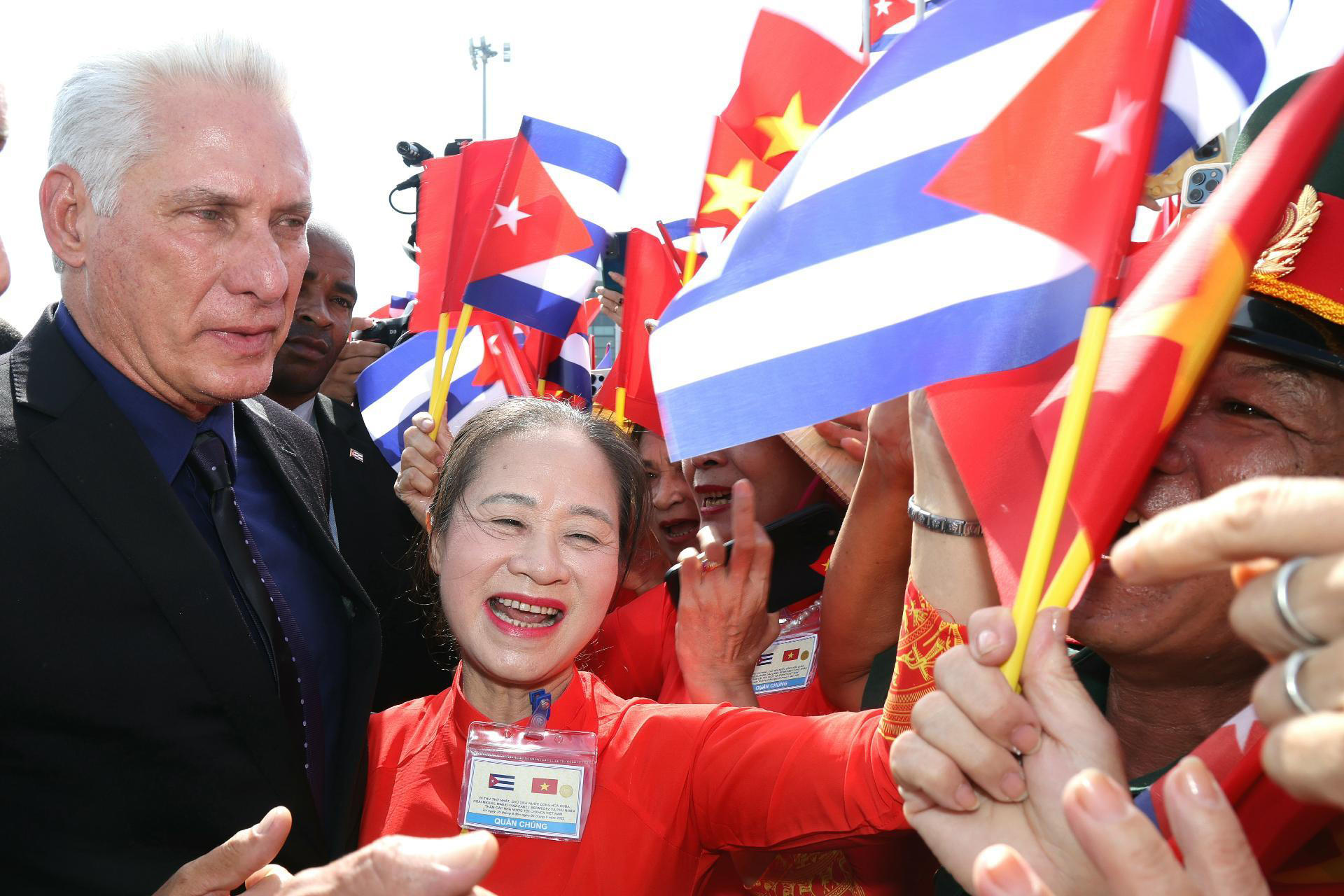 AME4952. HANÓI (VIETNAM), 31/08/2025.- Fotografía cedida este domingo por la Presidencia de Cuba del mandatario Miguel Díaz-Canel (i), saludando a simpatizantes vietnamitas en Hanoi (Vietnam). Una nota de prensa de la Cancillería cubana detalla que las visitas a Vietnam y China se producen en el contexto del 65 aniversario de las históricas relaciones de hermandad, solidaridad y cooperación entre estos países. EFE/Alejandro Azcuy Presidencia de Cuba/ SOLO USO EDITORIAL NO VENTAS/ SOLO DISPONIBLE PARA ILUSTRAR LA NOTICIA QUE ACOMPAÑA (CRÉDITO OBLIGATORIO)