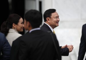 Bangkok (Tailandia), 09/09/2025.- El ex primer ministro tailandés Thaksin Shinawatra (d) y su hija, la también exdirigente Paetongtarn Shinawatra (i), llegan a la Corte Suprema de Bangkok, Tailandia, para escuchar el veredicto sobre la condena que el exlíder cumplió hospitalizado, bajo custodia policial, en lugar de en prisión, en 2023. EFE/EPA/RUNGROJ YONGRIT
