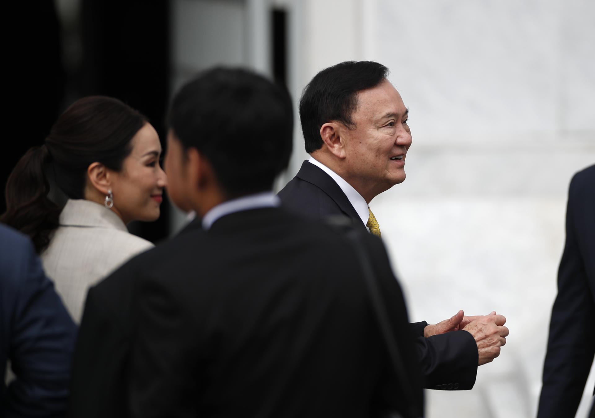 Bangkok (Tailandia), 09/09/2025.- El ex primer ministro tailandés Thaksin Shinawatra (d) y su hija, la también exdirigente Paetongtarn Shinawatra (i), llegan a la Corte Suprema de Bangkok, Tailandia, para escuchar el veredicto sobre la condena que el exlíder cumplió hospitalizado, bajo custodia policial, en lugar de en prisión, en 2023. EFE/EPA/RUNGROJ YONGRIT