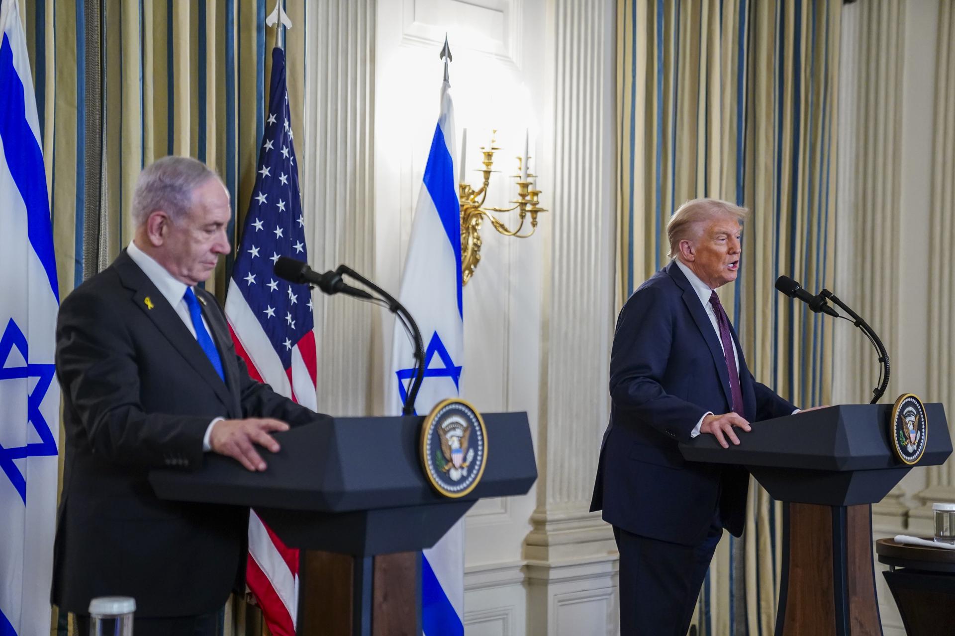 El presidente de Estados Unidos, Donald Trump (i), y el primer ministro israelí, Benjamin Netanyahu (d), participan en una conferencia de prensa conjunta en el Comedor de Estado de la Casa Blanca en Washington, DC, EE.UU. EFE/WILL OLIVER