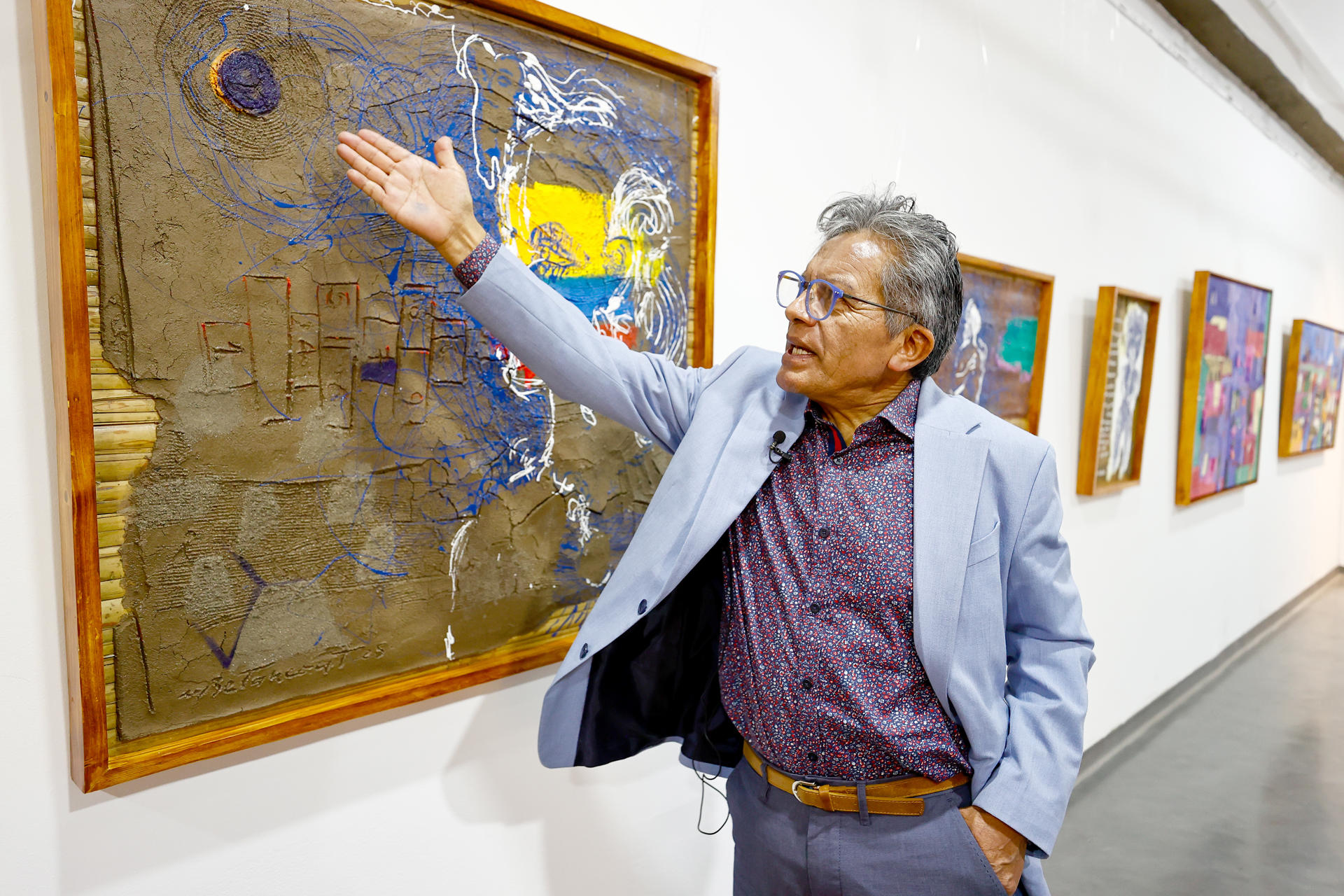 El pintor ecuatoriano Miguel Betancourt habla en una entrevista con EFE este miércoles, en Quito (Ecuador). EFE/ José Jácome

