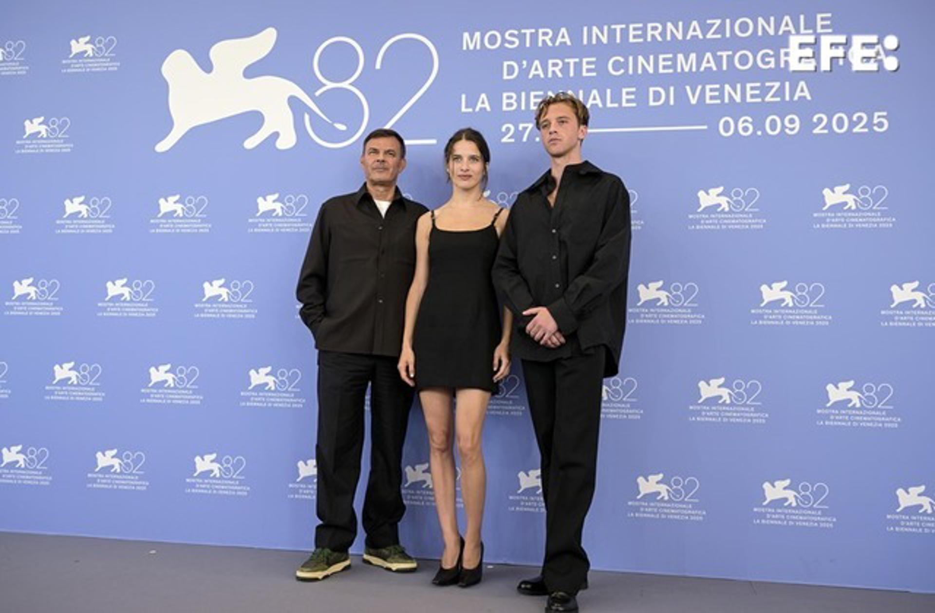 Venice (Italy), 02/09/2025.- French director Francois Ozon (L), French-US actor Rebecca Marder (C) and French actor Benjamin Voisin (R) pose at a photocall for 'LíEtranger (The Stranger)' at the 82nd annual Venice International Film Festival, in Venice, Italy, 02 September 2025. The 82nd Venice Film Festival runs from 28 August to 06 September 2025. (Cine, Cine, Italia, Venecia) EFE/EPA/RICCARDO ANTIMIANI
