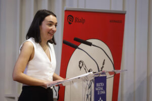 La poeta Elisa Fernández Guzmán en una imagen de archivo tras ser galardonada por su poemario 'Después del pop' , en los Premios Adonais de Poesía 2023. EFE/ Aitor Martín