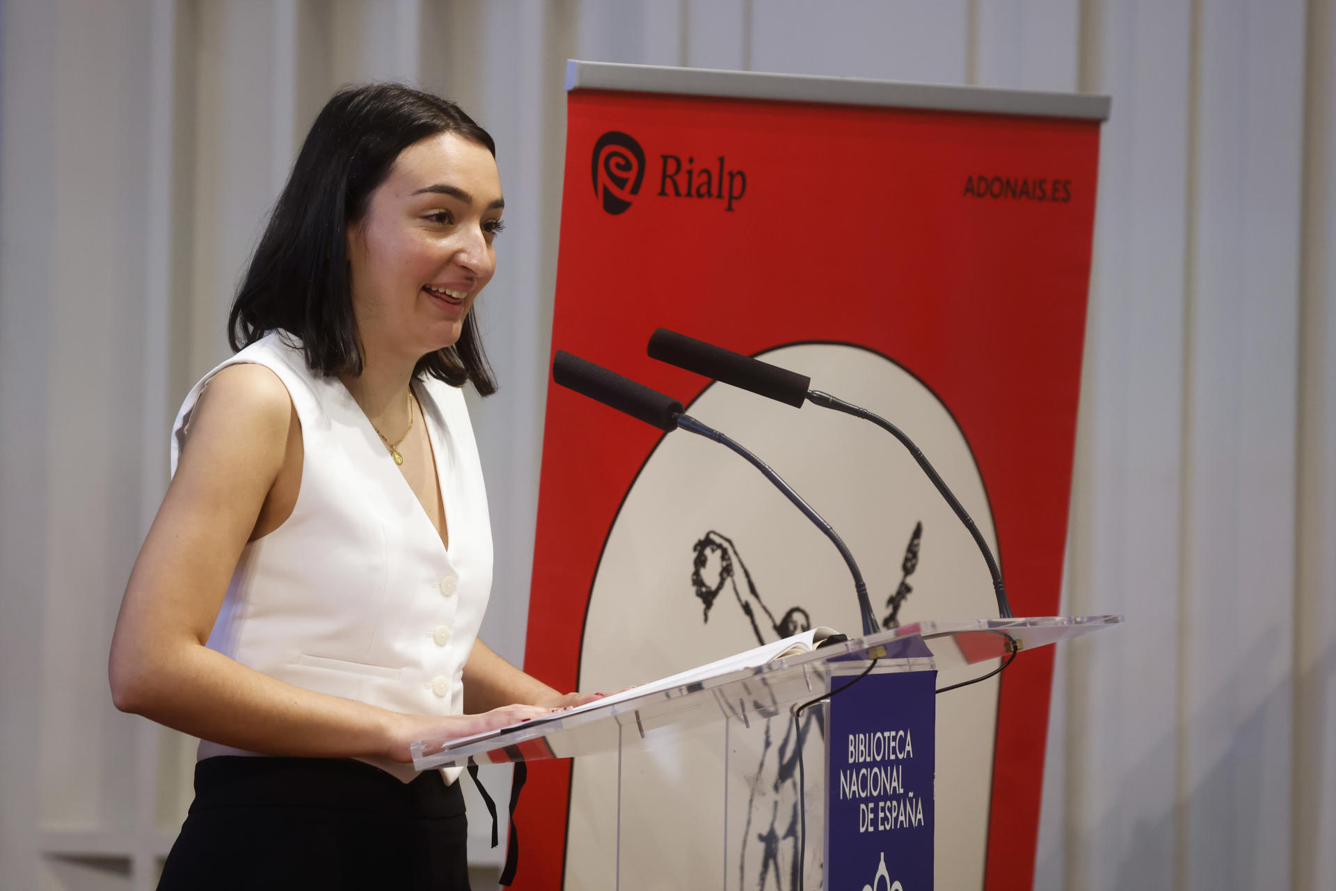 La poeta Elisa Fernández Guzmán en una imagen de archivo tras ser galardonada por su poemario 'Después del pop' , en los Premios Adonais de Poesía 2023. EFE/ Aitor Martín