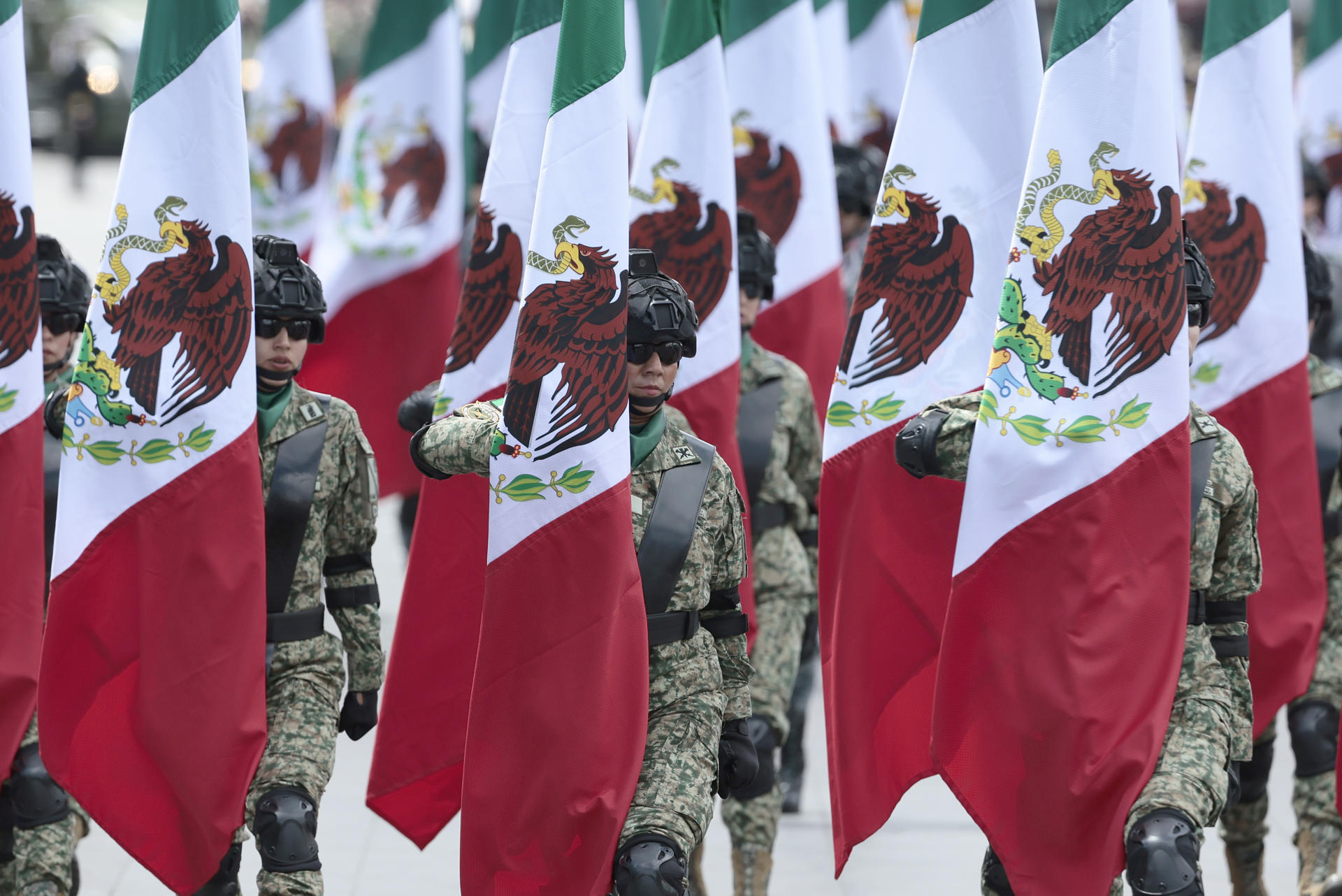 Soldados participan durante el desfile del 215 aniversario de la Independencia de México este martes, en Ciudad de México (México). EFE/José Méndez
