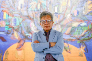 El pintor ecuatoriano Miguel Betancourt posa durante una entrevista con EFE este miércoles, en Quito (Ecuador). EFE/ José Jácome